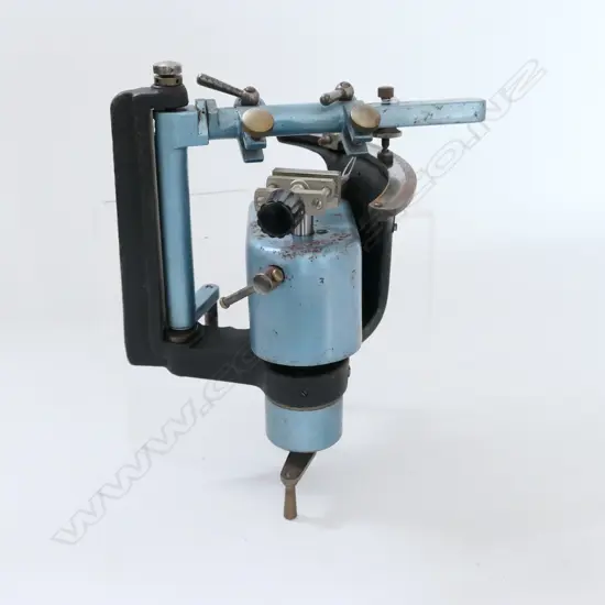 VICE MOUNTED CARL REICHERT  MICROTOME,  BLUE ANODIZED, w BLADE IN 2 BOXES